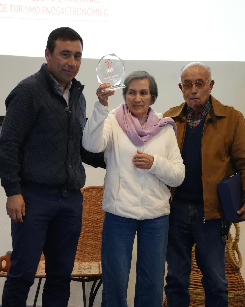 Premio a viña cangrejo guardian de la memoria entrega alcalde de Lolol