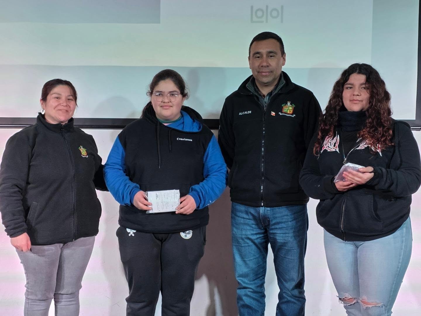Alcalde José Alfredo Román junto a estudiantes beneficiados con lentes ópticos de JUNAEB en Lolol