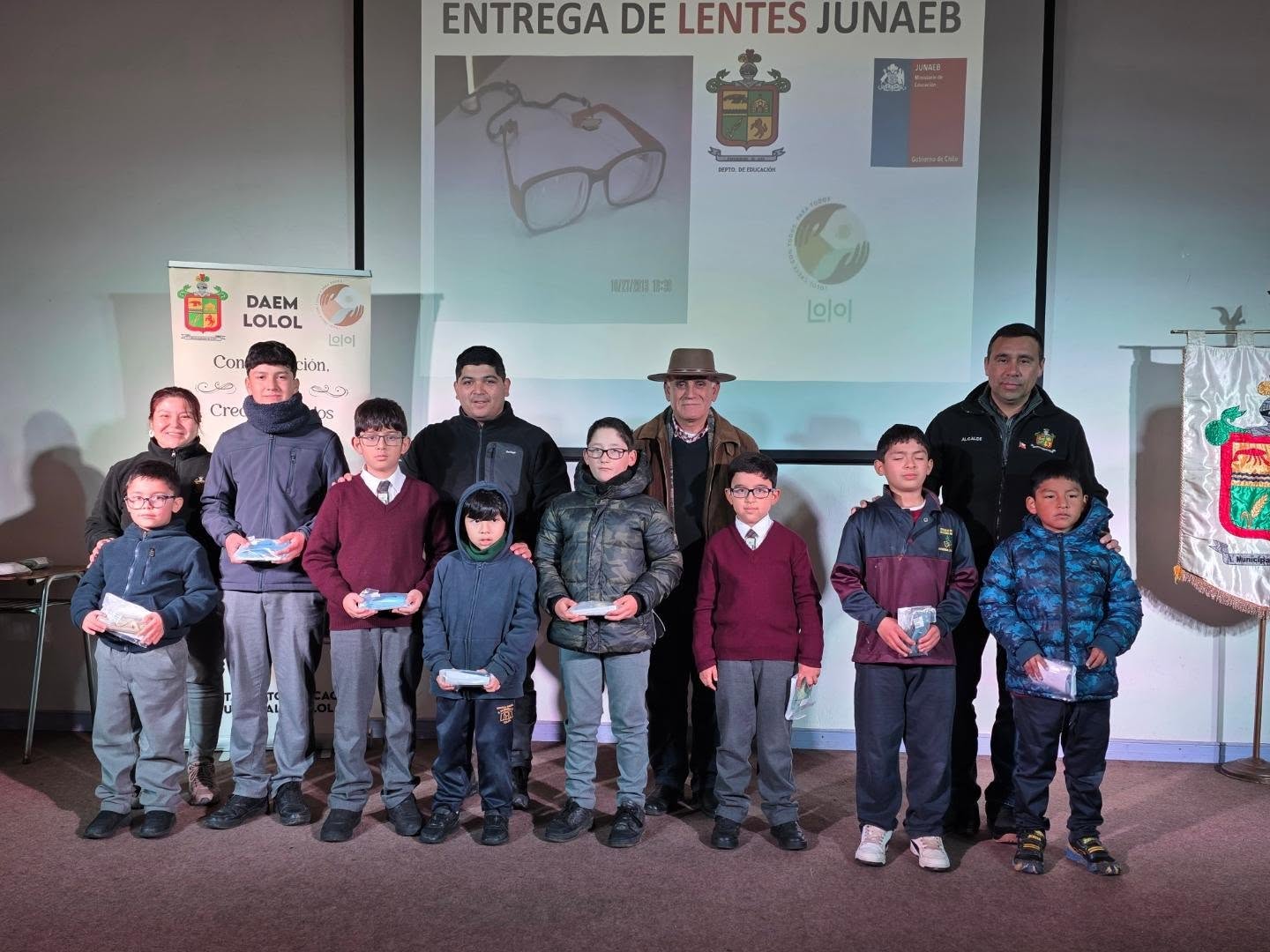 Alcalde José Alfredo Román junto a estudiantes beneficiadas con lentes ópticos de JUNAEB en Lolol